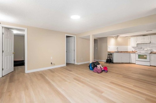 268 Madeira Place Ne, Calgary, AB - Indoor Photo Showing Kitchen