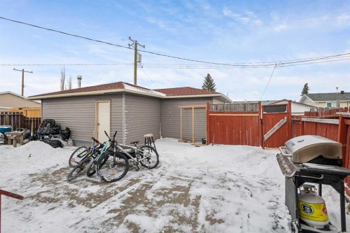 268 Madeira Place Ne, Calgary, AB - Outdoor