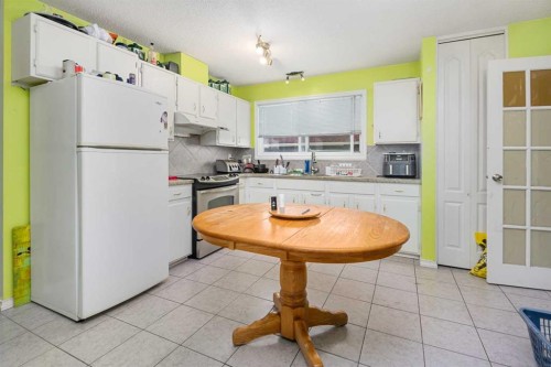 268 Madeira Place Ne, Calgary, AB - Indoor Photo Showing Kitchen
