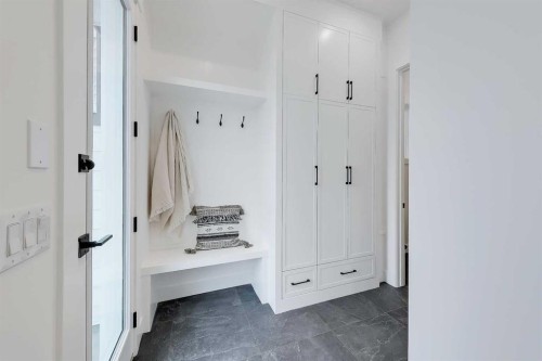 5007 21 Avenue Nw, Calgary, AB - Indoor Photo Showing Other Room