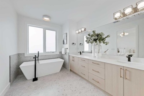 5007 21 Avenue Nw, Calgary, AB - Indoor Photo Showing Bathroom