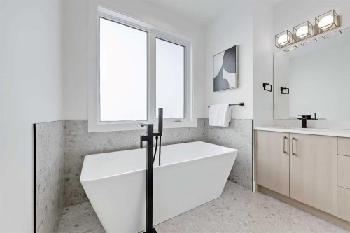 5007 21 Avenue Nw, Calgary, AB - Indoor Photo Showing Bathroom