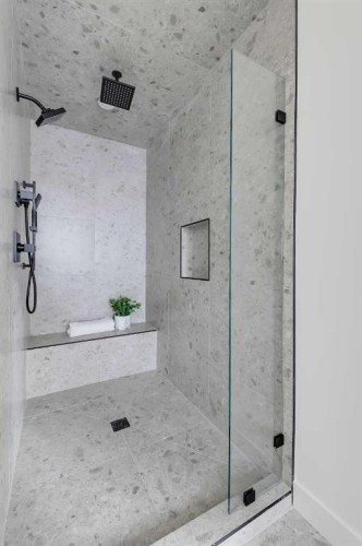 5007 21 Avenue Nw, Calgary, AB - Indoor Photo Showing Bathroom