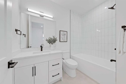 5007 21 Avenue Nw, Calgary, AB - Indoor Photo Showing Bathroom
