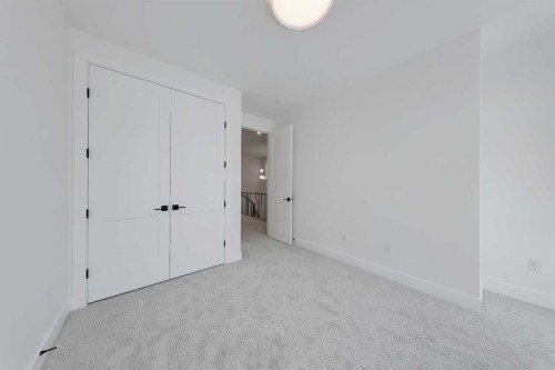 5007 21 Avenue Nw, Calgary, AB - Indoor Photo Showing Other Room