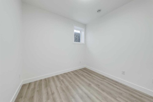 5007 21 Avenue Nw, Calgary, AB - Indoor Photo Showing Other Room