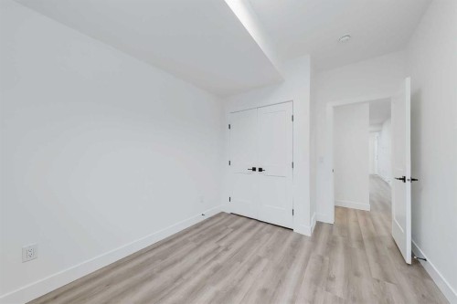 5007 21 Avenue Nw, Calgary, AB - Indoor Photo Showing Other Room