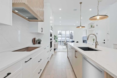 5007 21 Avenue Nw, Calgary, AB - Indoor Photo Showing Kitchen With Upgraded Kitchen