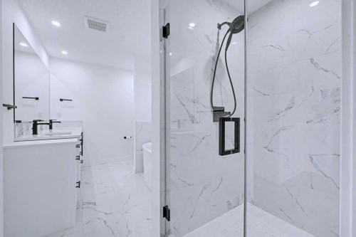 254-7820 Spring Willow Drive Sw, Calgary, AB - Indoor Photo Showing Bathroom