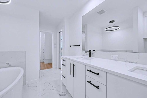 254-7820 Spring Willow Drive Sw, Calgary, AB - Indoor Photo Showing Bathroom