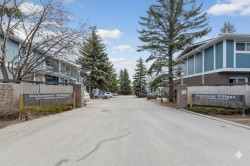24-2210 Oakmoor Drive SW Calgary, AB T2V 4R4