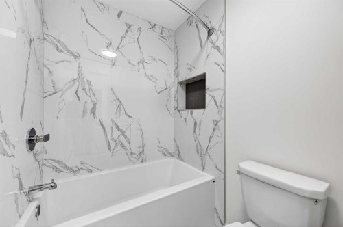 29 Rowmont Common Nw, Calgary, AB - Indoor Photo Showing Bathroom