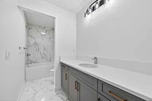 29 Rowmont Common Nw, Calgary, AB - Indoor Photo Showing Bathroom