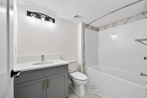 29 Rowmont Common Nw, Calgary, AB - Indoor Photo Showing Bathroom