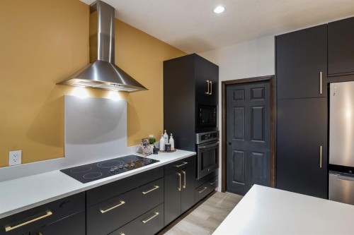 203 Sunset Circle, Cochrane, AB - Indoor Photo Showing Kitchen