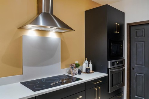 203 Sunset Circle, Cochrane, AB - Indoor Photo Showing Kitchen