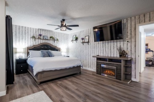 203 Sunset Circle, Cochrane, AB - Indoor Photo Showing Bedroom