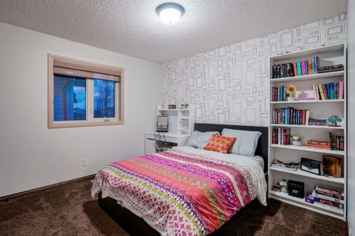 203 Sunset Circle, Cochrane, AB - Indoor Photo Showing Bedroom