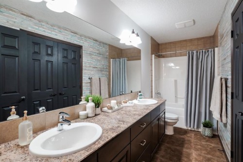 203 Sunset Circle, Cochrane, AB - Indoor Photo Showing Bathroom
