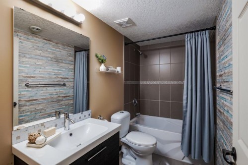 203 Sunset Circle, Cochrane, AB - Indoor Photo Showing Bathroom