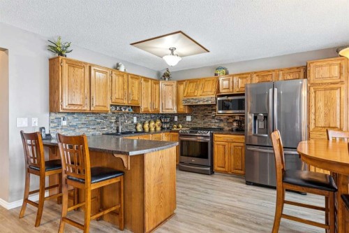 16 Bedwood Rise Ne, Calgary, AB - Indoor Photo Showing Kitchen