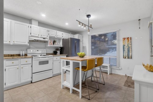 643 Strathcona Drive Sw, Calgary, AB - Indoor Photo Showing Kitchen