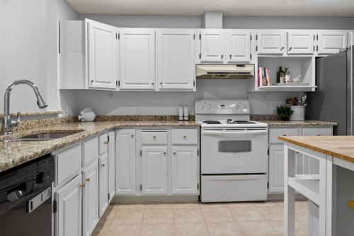 643 Strathcona Drive Sw, Calgary, AB - Indoor Photo Showing Kitchen
