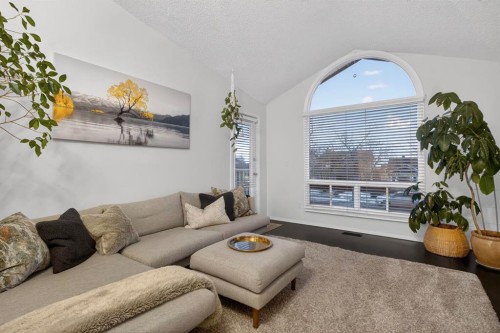 643 Strathcona Drive Sw, Calgary, AB - Indoor Photo Showing Living Room