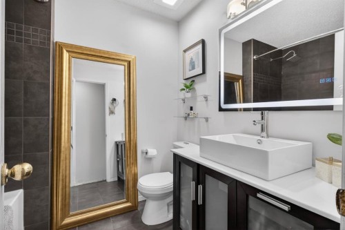 643 Strathcona Drive Sw, Calgary, AB - Indoor Photo Showing Bathroom