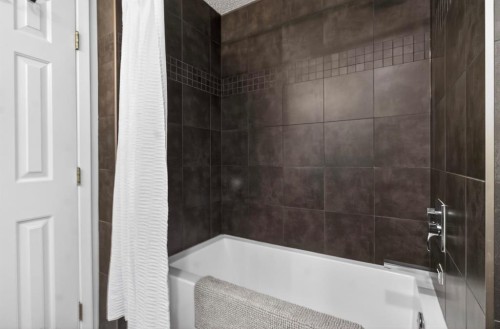 643 Strathcona Drive Sw, Calgary, AB - Indoor Photo Showing Bathroom