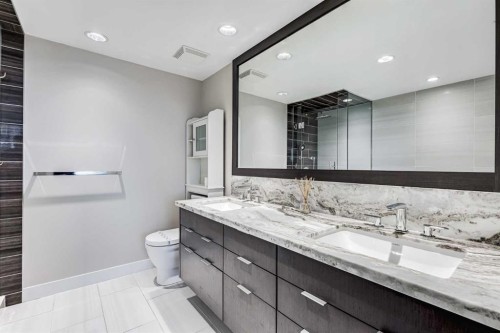 1802-519 Riverfront Avenue Se, Calgary, AB - Indoor Photo Showing Bathroom
