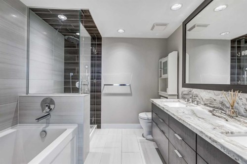 1802-519 Riverfront Avenue Se, Calgary, AB - Indoor Photo Showing Bathroom