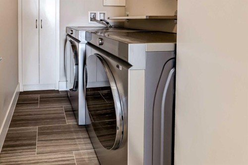 1802-519 Riverfront Avenue Se, Calgary, AB - Indoor Photo Showing Laundry Room