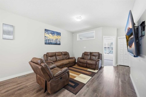 4 Cornergate Place Ne, Calgary, AB - Indoor Photo Showing Living Room
