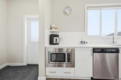 4 Cornergate Place Ne, Calgary, AB - Indoor Photo Showing Kitchen