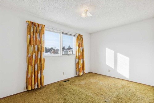 272 Thames Close Nw, Calgary, AB - Indoor Photo Showing Other Room