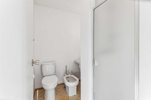 272 Thames Close Nw, Calgary, AB - Indoor Photo Showing Bathroom