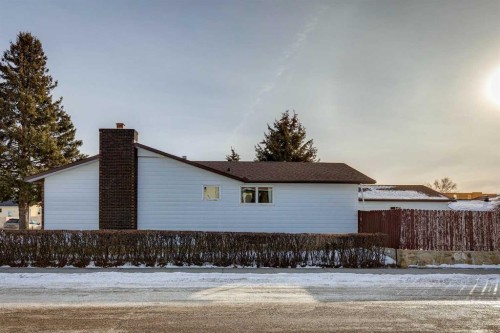 272 Thames Close Nw, Calgary, AB - Outdoor