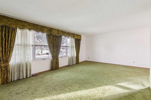 272 Thames Close Nw, Calgary, AB - Indoor Photo Showing Other Room