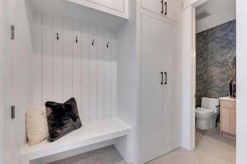 223 29 Avenue Nw, Calgary, AB - Indoor Photo Showing Bathroom