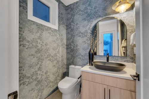 223 29 Avenue Nw, Calgary, AB - Indoor Photo Showing Bathroom