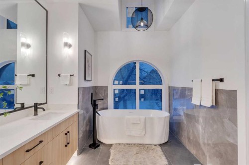 223 29 Avenue Nw, Calgary, AB - Indoor Photo Showing Bathroom