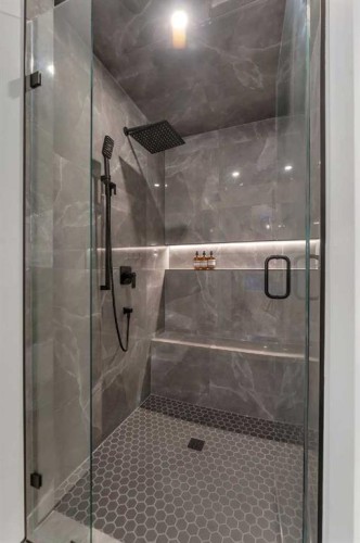 223 29 Avenue Nw, Calgary, AB - Indoor Photo Showing Bathroom