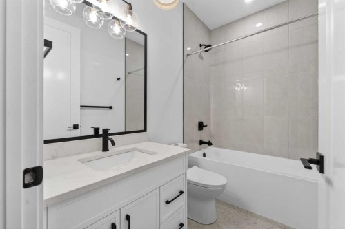 223 29 Avenue Nw, Calgary, AB - Indoor Photo Showing Bathroom