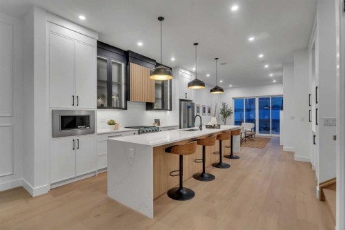 223 29 Avenue Nw, Calgary, AB - Indoor Photo Showing Kitchen With Upgraded Kitchen