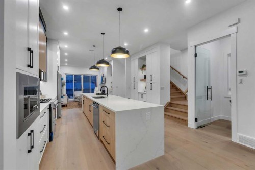 223 29 Avenue Nw, Calgary, AB - Indoor Photo Showing Kitchen With Upgraded Kitchen