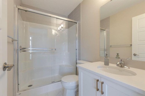 19 Sage Bluff Gate Nw, Calgary, AB - Indoor Photo Showing Bathroom