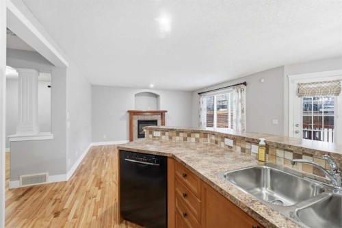 32 Evanscove Heights Nw, Calgary, AB - Indoor Photo Showing Kitchen With Double Sink