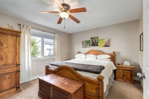 32 Evanscove Heights Nw, Calgary, AB - Indoor Photo Showing Bedroom