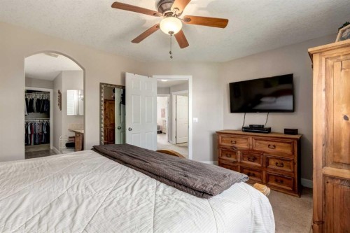 32 Evanscove Heights Nw, Calgary, AB - Indoor Photo Showing Bedroom